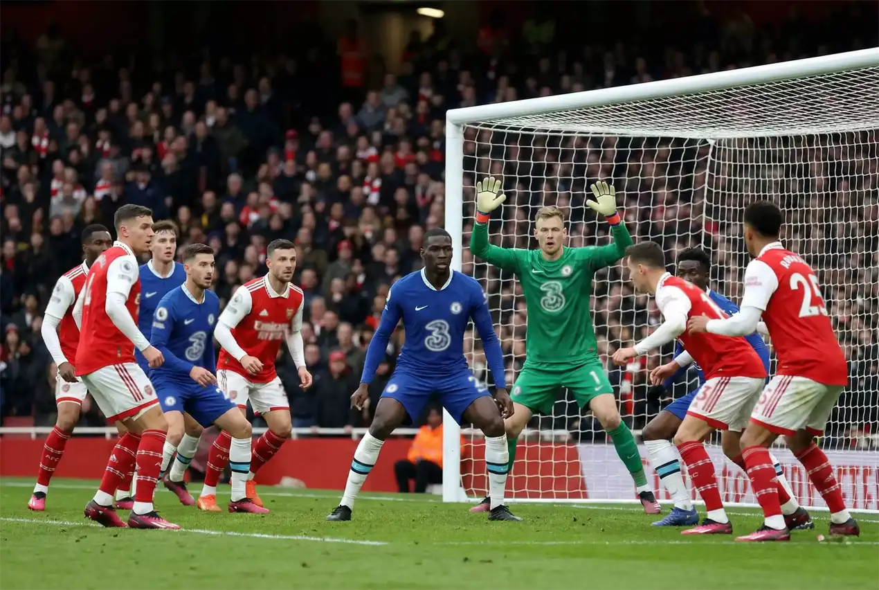 Difensore e portiere che proteggono la porta durante un'azione di gioco